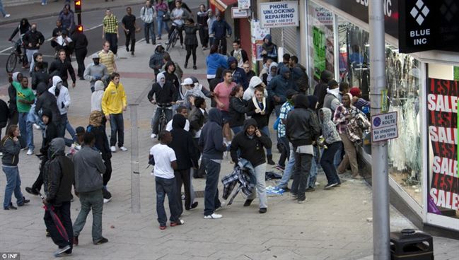 ThievesGroup youths steal shirts and other clothes after breaking into shop Peckham